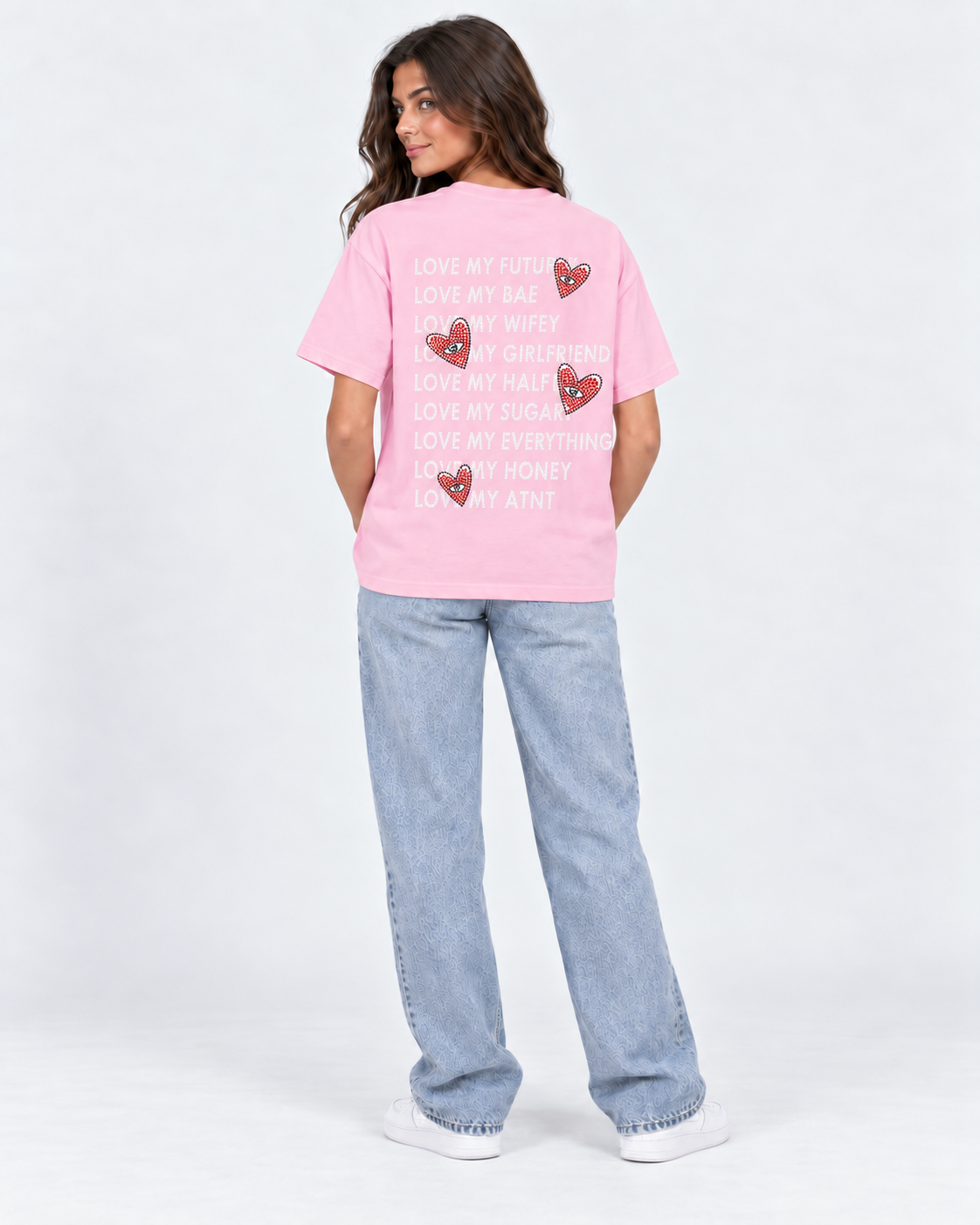T-shirt Love Heart Strass rose clair ATNT PARIS porté en studio clair, mannequin femme en pied, vue de dos