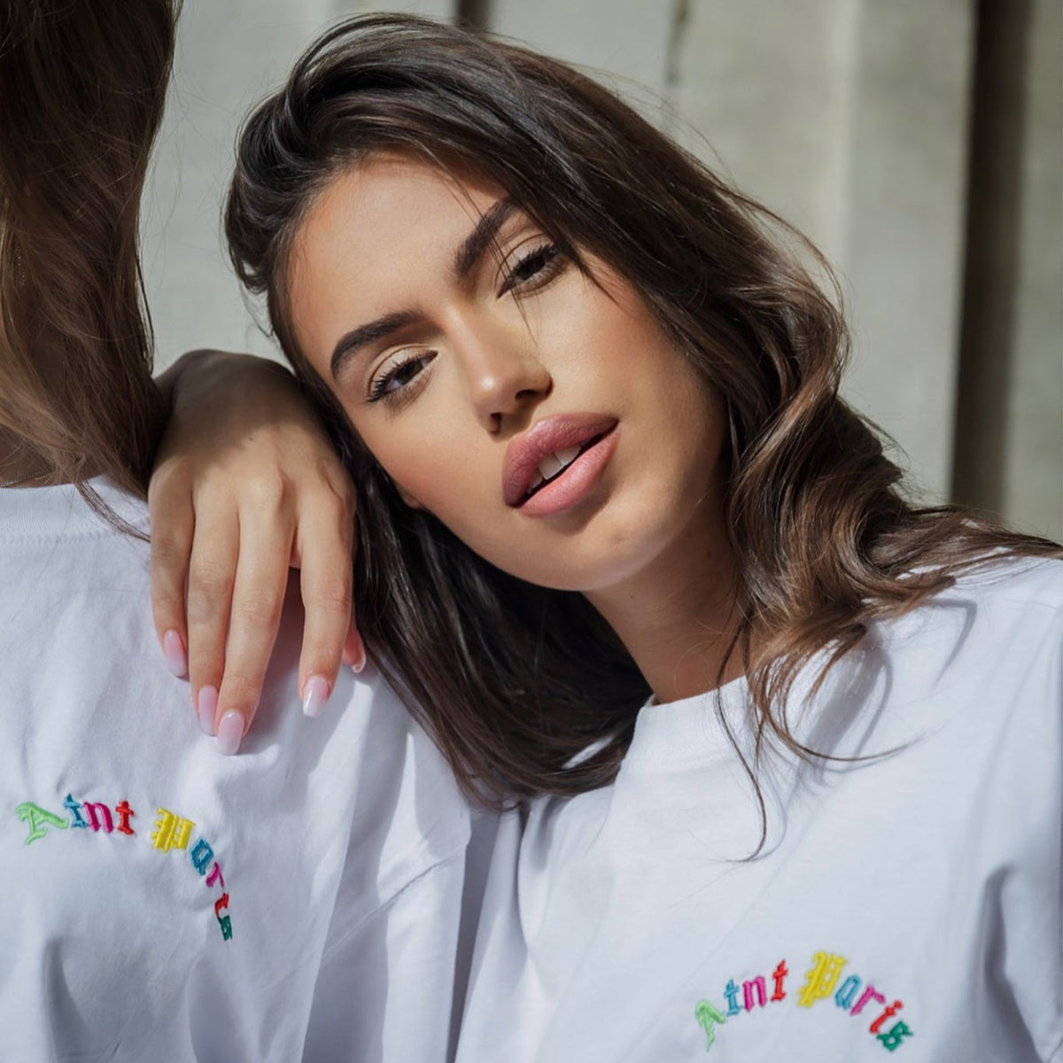 Atnt color t-shirt oversize blanc brodé ATNT PARIS, porté, vue de face.
